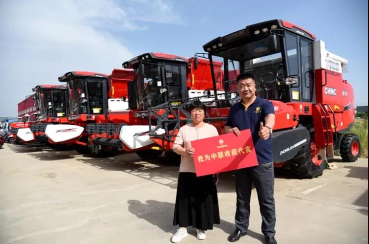 尤美玲:經(jīng)濟(jì)效益高是用戶爭(zhēng)相搶購(gòu)買中聯(lián)收獲花生機(jī)的主要原因